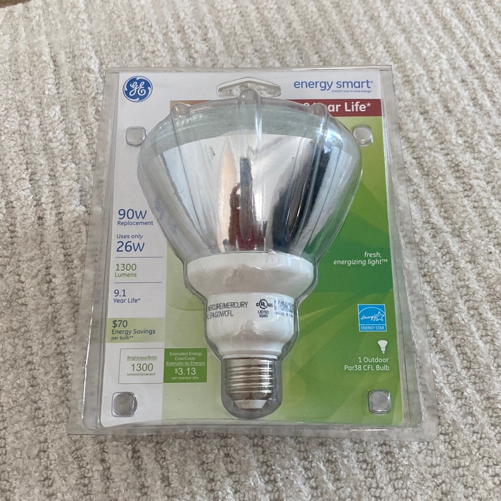 Outdoor flood light GE energy smart 90w 1300 lime s 9.1 year life Par38 CFL bulb